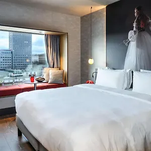 Radisson Red Hotel, Hotel Vienne